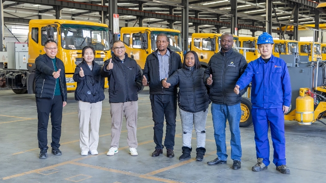 贊比亞客戶親臨考察 見證天途路業匠心品質